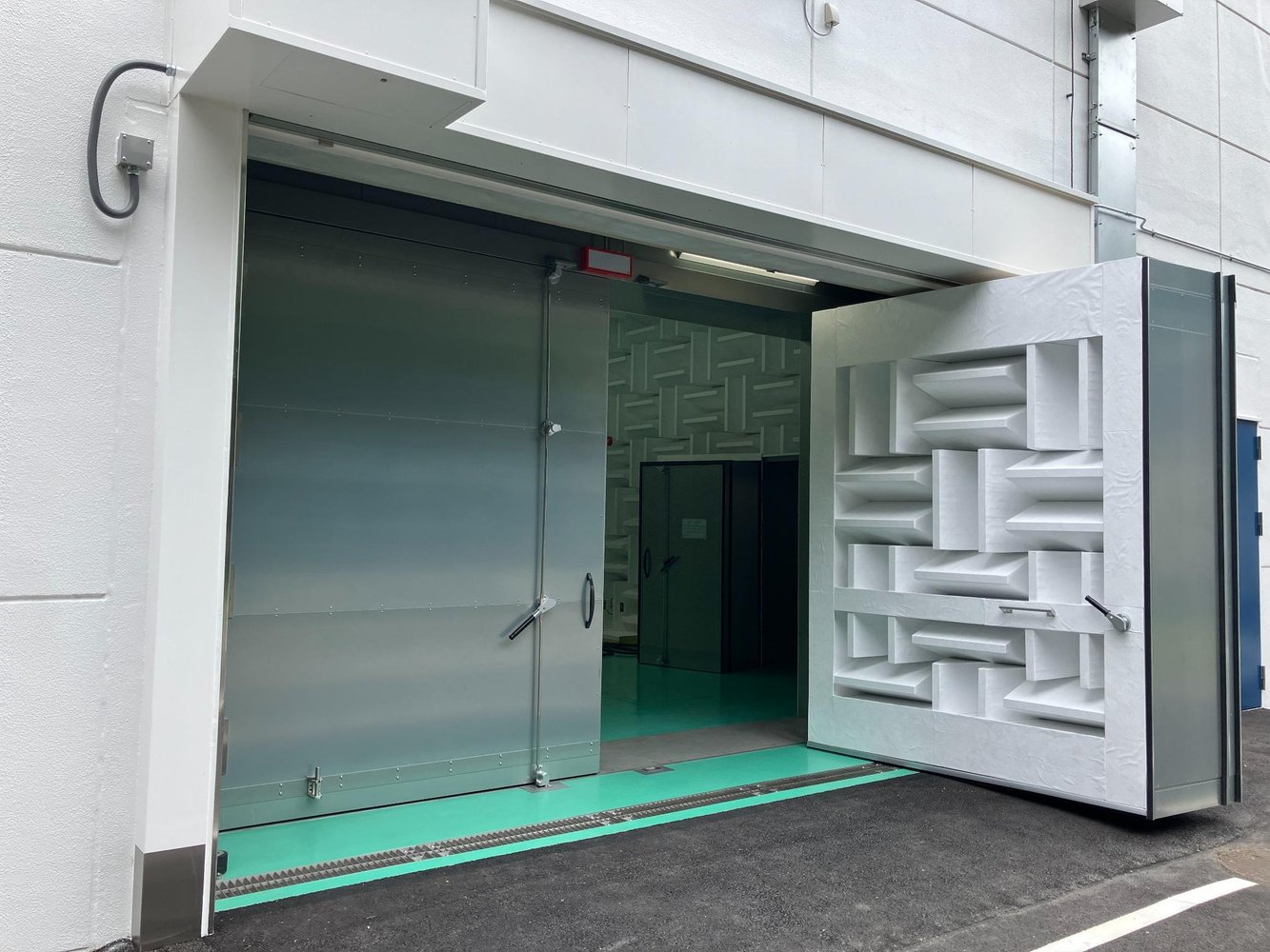Large soundproof door and acoustic structure