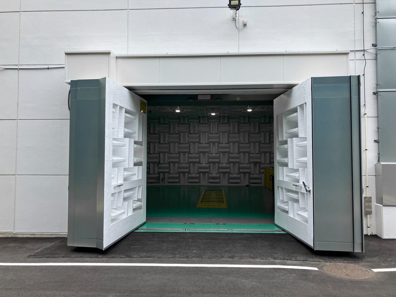 Large opening and semi-anechoic room seen from the outside