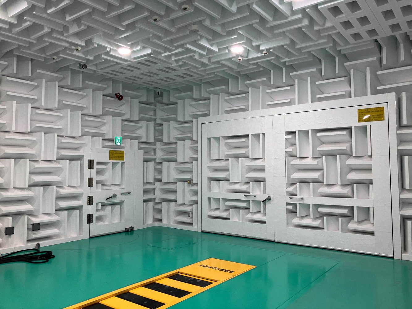 Indoor soundproof door and wall/ceiling acoustic structure